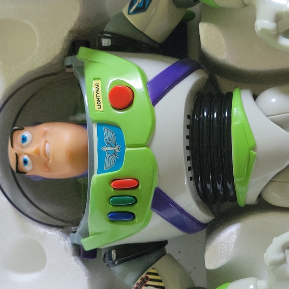 Buzz Lightyear Ultimate Talking Action Figure - Picture 12 of 15